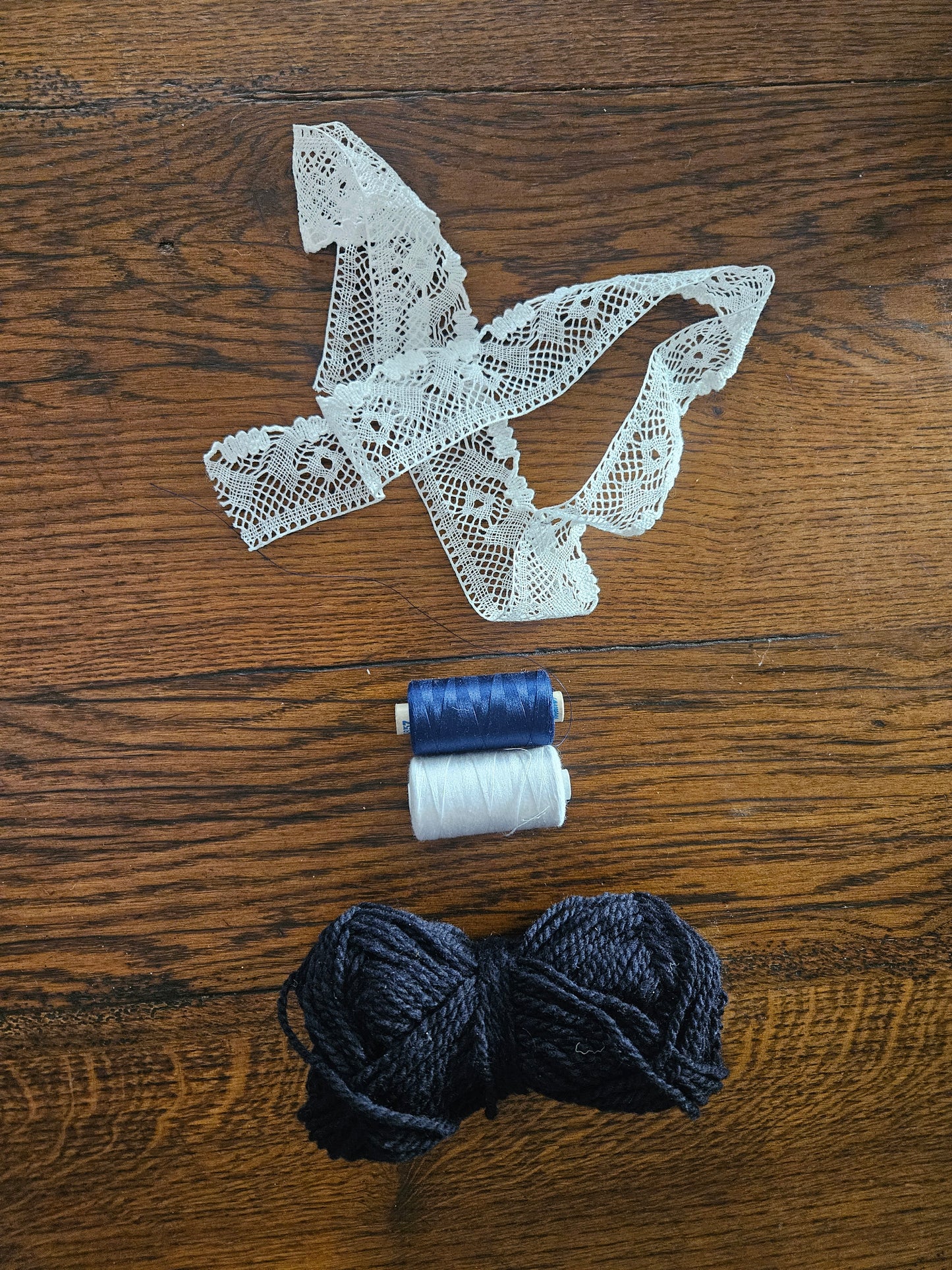 Dentelle Hand Warmers *knitting pattern*