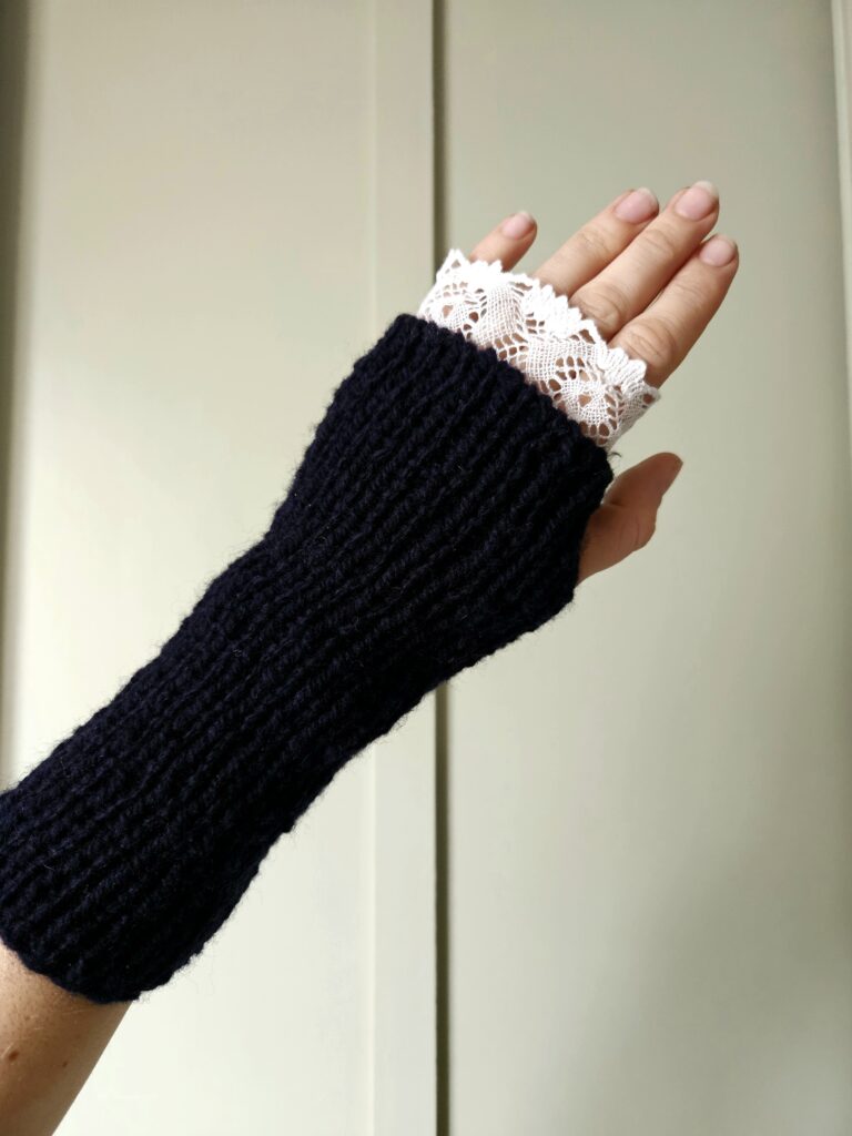Dentelle hand warmers knitting pattern