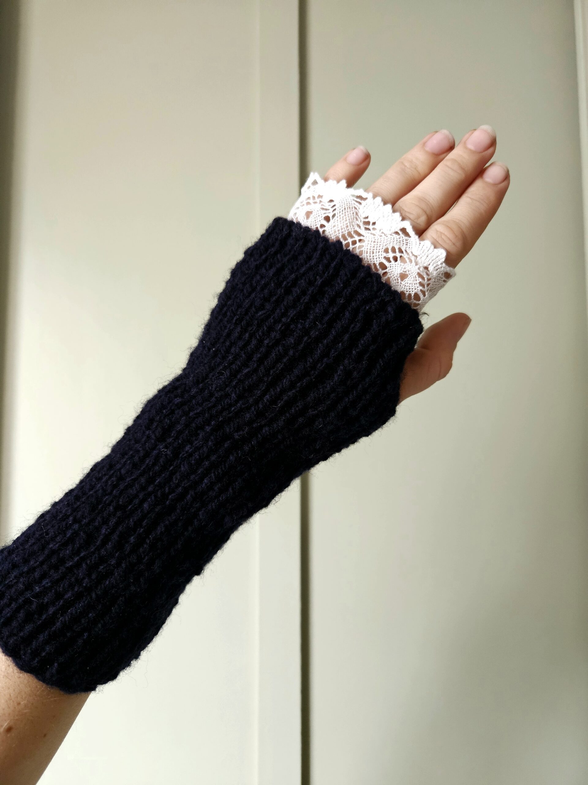Dentelle hand warmers knitting pattern - Image 1