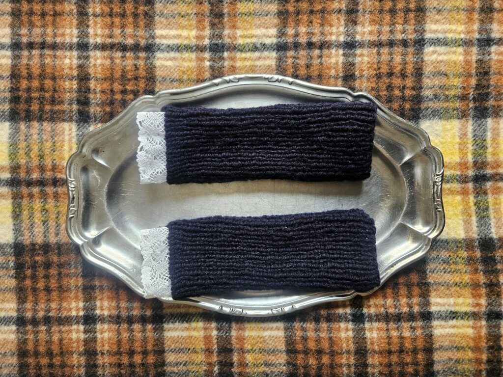Dentelle hand warmers knitting pattern