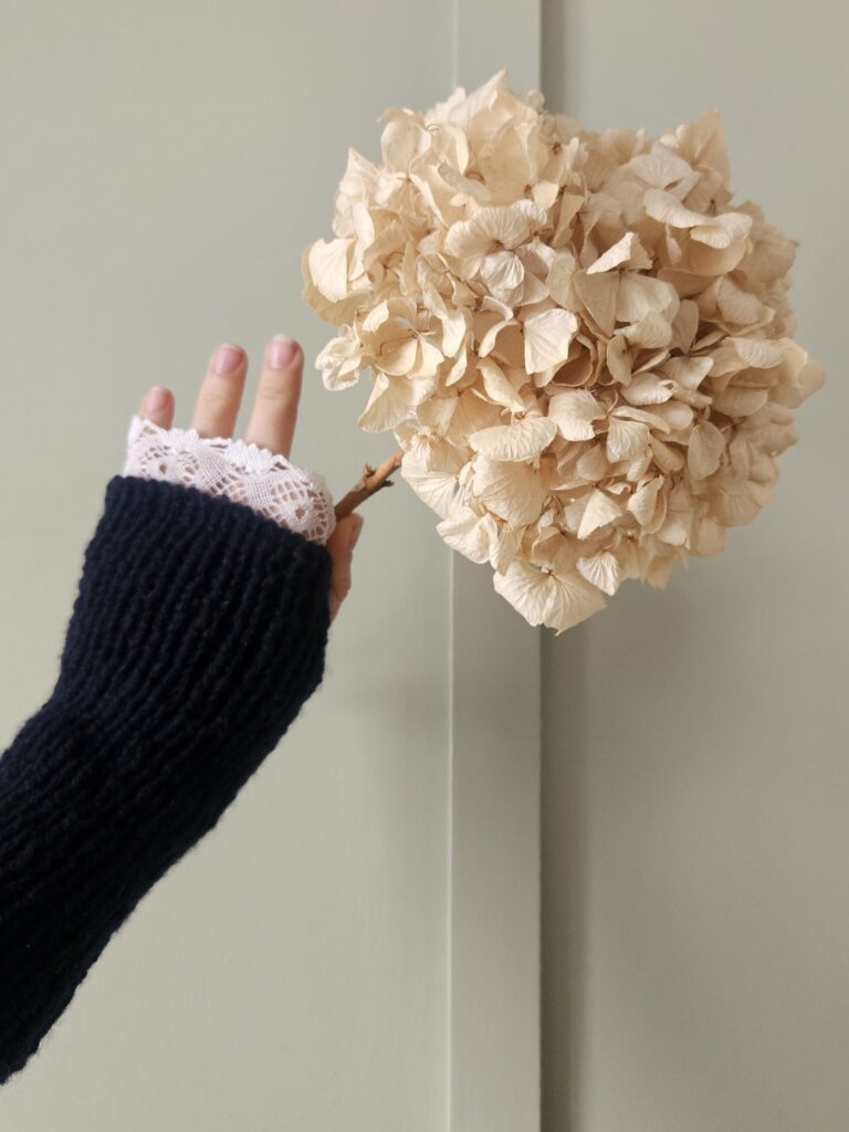 Dentelle hand warmers knitting pattern